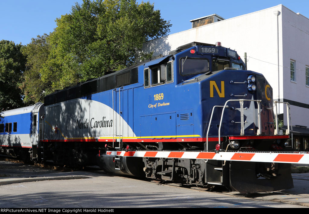 RNCX 1869 brings up the rear of train P075